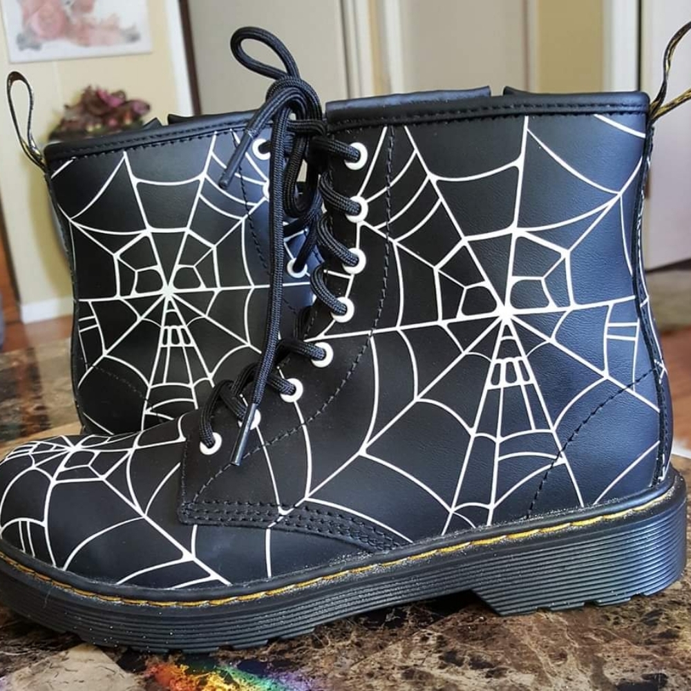 ISO dr martens skull and web boots womens size 6